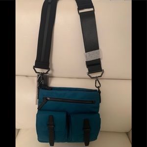 Kenneth Cole Vesey Large Crossbody Bag In Teal
